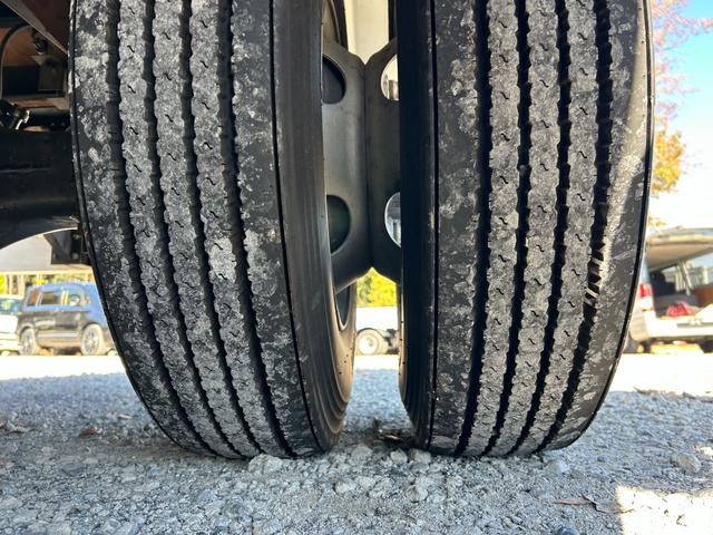 フォワード 　１年保証付き　４ｔ　ワイドロング　全低床　ＭＴ車　ワンオーナー　荷台内寸　長さ４２４０ｍｍ　幅２１５０ｍｍ　荷台鉄板張り　電動格納ミラー（63枚目）