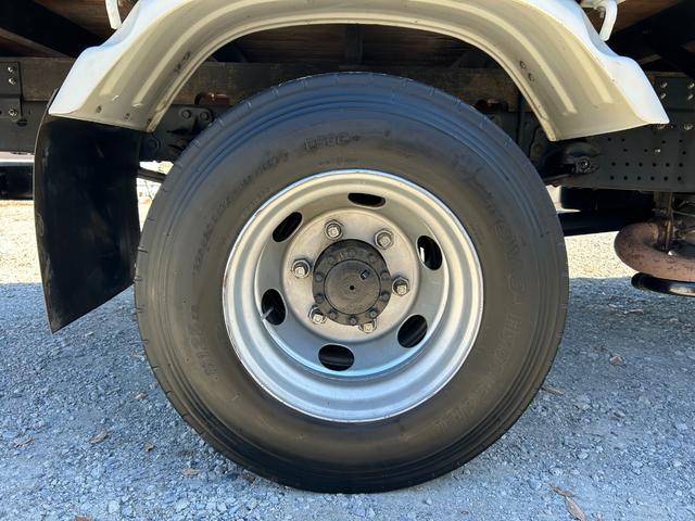 フォワード 　１年保証付き　４ｔ　ワイドロング　全低床　ＭＴ車　ワンオーナー　荷台内寸　長さ４２４０ｍｍ　幅２１５０ｍｍ　荷台鉄板張り　電動格納ミラー（70枚目）