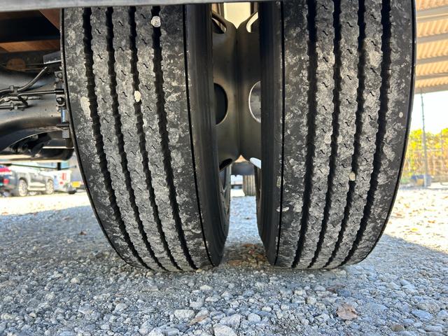 フォワード 　１年保証付き　４ｔ　ワイドロング　全低床　ＭＴ車　ワンオーナー　荷台内寸　長さ４２４０ｍｍ　幅２１５０ｍｍ　荷台鉄板張り　電動格納ミラー（71枚目）