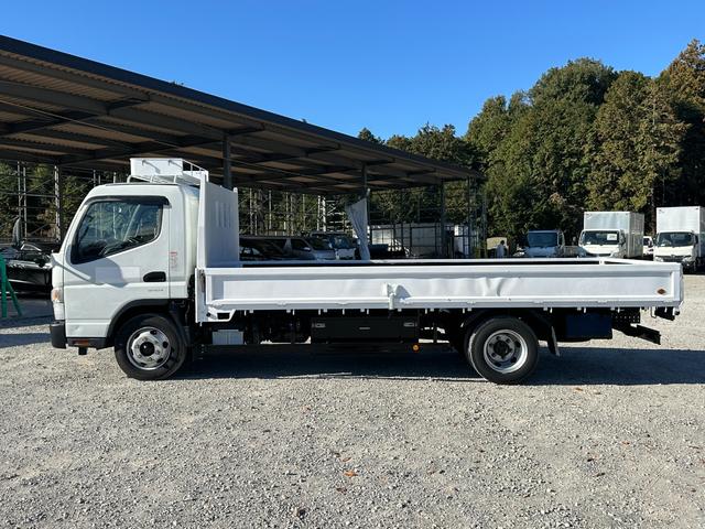 キャンター ワイドキャブロング全低床　１年保証付き　４ｔ　ワイド超ロング　ＡＴ車　バックカメラ　積載量４２５０ｋｇ　荷台内寸　長さ５０００ｍｍ　幅２０８０ｍｍ　荷台鉄板張り　ＥＴＣ　準中型免許対応車　キーレス　４トントラック　ワイドロング（4枚目）