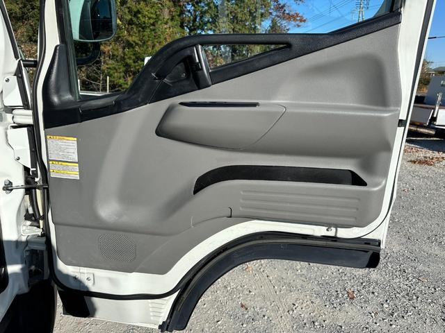 キャンター ワイドキャブロング全低床　１年保証付き　４ｔ　ワイド超ロング　ＡＴ車　バックカメラ　積載量４２５０ｋｇ　荷台内寸　長さ５０００ｍｍ　幅２０８０ｍｍ　荷台鉄板張り　ＥＴＣ　準中型免許対応車　キーレス　４トントラック　ワイドロング（8枚目）