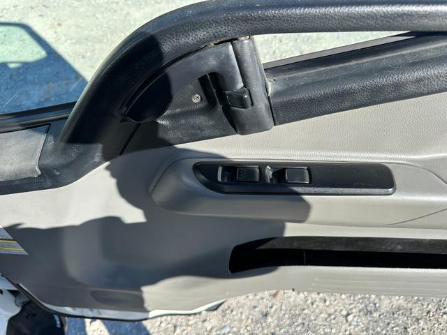 キャンター ワイドキャブロング全低床　１年保証付き　４ｔ　ワイド超ロング　ＡＴ車　バックカメラ　積載量４２５０ｋｇ　荷台内寸　長さ５０００ｍｍ　幅２０８０ｍｍ　荷台鉄板張り　ＥＴＣ　準中型免許対応車　キーレス　４トントラック　ワイドロング（9枚目）