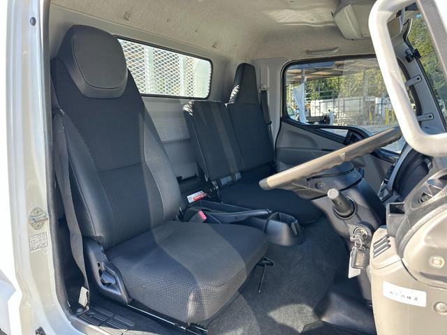 キャンター ワイドキャブロング全低床　１年保証付き　４ｔ　ワイド超ロング　ＡＴ車　バックカメラ　積載量４２５０ｋｇ　荷台内寸　長さ５０００ｍｍ　幅２０８０ｍｍ　荷台鉄板張り　ＥＴＣ　準中型免許対応車　キーレス　４トントラック　ワイドロング（10枚目）