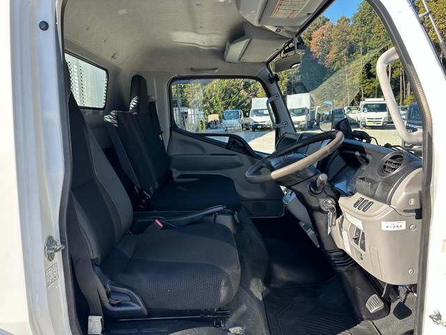 キャンター ワイドキャブロング全低床　１年保証付き　４ｔ　ワイド超ロング　ＡＴ車　バックカメラ　積載量４２５０ｋｇ　荷台内寸　長さ５０００ｍｍ　幅２０８０ｍｍ　荷台鉄板張り　ＥＴＣ　準中型免許対応車　キーレス　４トントラック　ワイドロング（11枚目）