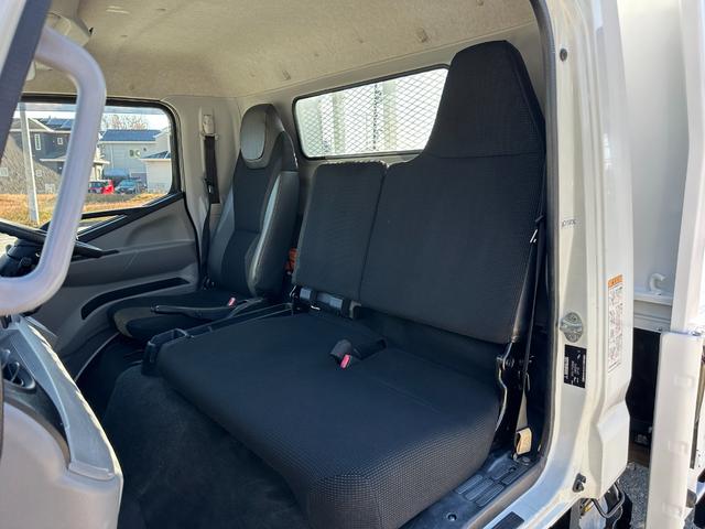 キャンター ワイドキャブロング全低床　１年保証付き　４ｔ　ワイド超ロング　ＡＴ車　バックカメラ　積載量４２５０ｋｇ　荷台内寸　長さ５０００ｍｍ　幅２０８０ｍｍ　荷台鉄板張り　ＥＴＣ　準中型免許対応車　キーレス　４トントラック　ワイドロング（30枚目）