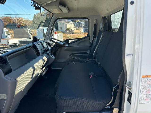 キャンター ワイドキャブロング全低床　１年保証付き　４ｔ　ワイド超ロング　ＡＴ車　バックカメラ　積載量４２５０ｋｇ　荷台内寸　長さ５０００ｍｍ　幅２０８０ｍｍ　荷台鉄板張り　ＥＴＣ　準中型免許対応車　キーレス　４トントラック　ワイドロング（31枚目）