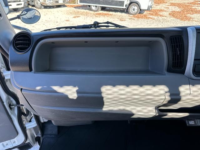 キャンター ワイドキャブロング全低床　１年保証付き　４ｔ　ワイド超ロング　ＡＴ車　バックカメラ　積載量４２５０ｋｇ　荷台内寸　長さ５０００ｍｍ　幅２０８０ｍｍ　荷台鉄板張り　ＥＴＣ　準中型免許対応車　キーレス　４トントラック　ワイドロング（33枚目）