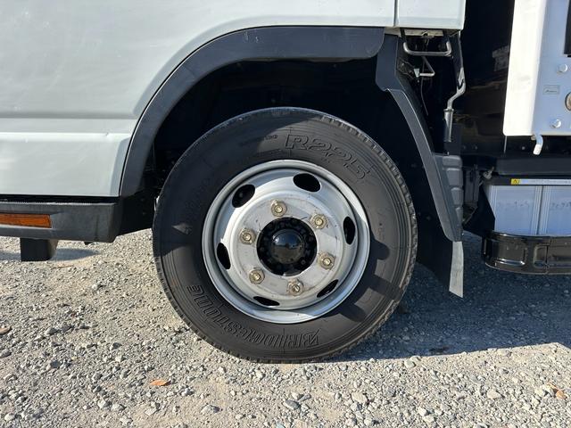 キャンター ワイドキャブロング全低床　１年保証付き　４ｔ　ワイド超ロング　ＡＴ車　バックカメラ　積載量４２５０ｋｇ　荷台内寸　長さ５０００ｍｍ　幅２０８０ｍｍ　荷台鉄板張り　ＥＴＣ　準中型免許対応車　キーレス　４トントラック　ワイドロング（52枚目）