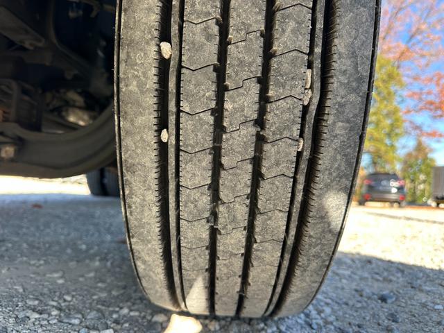 キャンター ワイドキャブロング全低床　１年保証付き　４ｔ　ワイド超ロング　ＡＴ車　バックカメラ　積載量４２５０ｋｇ　荷台内寸　長さ５０００ｍｍ　幅２０８０ｍｍ　荷台鉄板張り　ＥＴＣ　準中型免許対応車　キーレス　４トントラック　ワイドロング（53枚目）