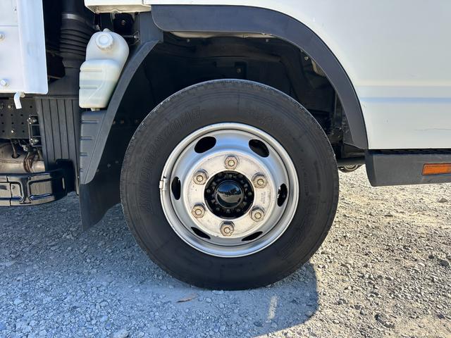 キャンター ワイドキャブロング全低床　１年保証付き　４ｔ　ワイド超ロング　ＡＴ車　バックカメラ　積載量４２５０ｋｇ　荷台内寸　長さ５０００ｍｍ　幅２０８０ｍｍ　荷台鉄板張り　ＥＴＣ　準中型免許対応車　キーレス　４トントラック　ワイドロング（57枚目）