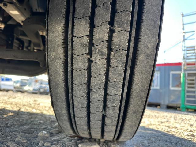 キャンター ワイドキャブロング全低床　１年保証付き　４ｔ　ワイド超ロング　ＡＴ車　バックカメラ　積載量４２５０ｋｇ　荷台内寸　長さ５０００ｍｍ　幅２０８０ｍｍ　荷台鉄板張り　ＥＴＣ　準中型免許対応車　キーレス　４トントラック　ワイドロング（58枚目）