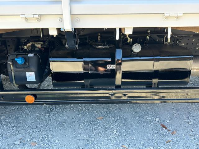 キャンター ワイドキャブロング全低床　１年保証付き　４ｔ　ワイド超ロング　ＡＴ車　バックカメラ　積載量４２５０ｋｇ　荷台内寸　長さ５０００ｍｍ　幅２０８０ｍｍ　荷台鉄板張り　ＥＴＣ　準中型免許対応車　キーレス　４トントラック　ワイドロング（60枚目）