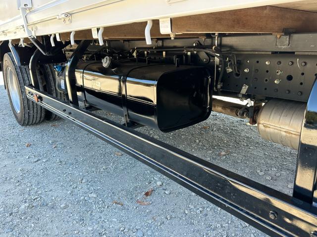 キャンター ワイドキャブロング全低床　１年保証付き　４ｔ　ワイド超ロング　ＡＴ車　バックカメラ　積載量４２５０ｋｇ　荷台内寸　長さ５０００ｍｍ　幅２０８０ｍｍ　荷台鉄板張り　ＥＴＣ　準中型免許対応車　キーレス　４トントラック　ワイドロング（61枚目）