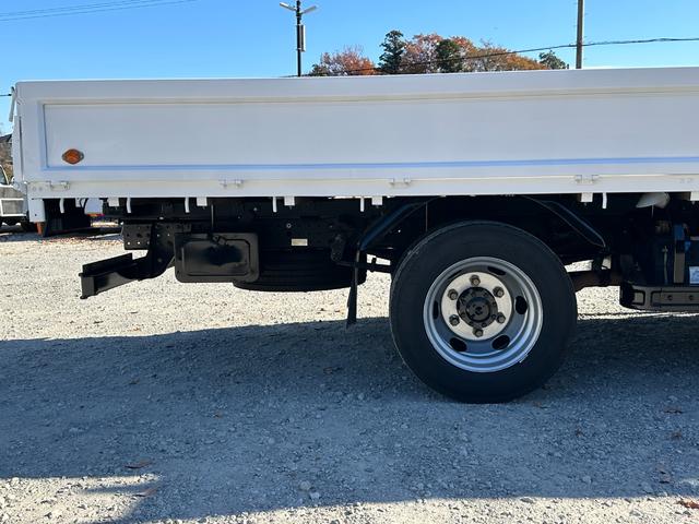 キャンター ワイドキャブロング全低床　１年保証付き　４ｔ　ワイド超ロング　ＡＴ車　バックカメラ　積載量４２５０ｋｇ　荷台内寸　長さ５０００ｍｍ　幅２０８０ｍｍ　荷台鉄板張り　ＥＴＣ　準中型免許対応車　キーレス　４トントラック　ワイドロング（62枚目）