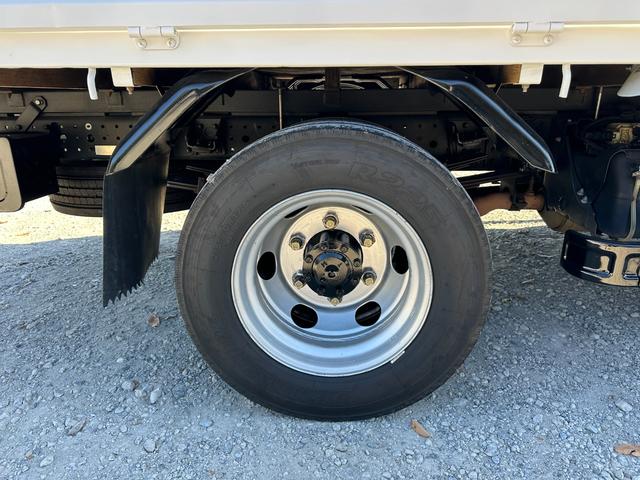 キャンター ワイドキャブロング全低床　１年保証付き　４ｔ　ワイド超ロング　ＡＴ車　バックカメラ　積載量４２５０ｋｇ　荷台内寸　長さ５０００ｍｍ　幅２０８０ｍｍ　荷台鉄板張り　ＥＴＣ　準中型免許対応車　キーレス　４トントラック　ワイドロング（63枚目）