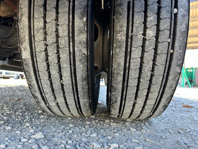 キャンター ワイドキャブロング全低床　１年保証付き　４ｔ　ワイド超ロング　ＡＴ車　バックカメラ　積載量４２５０ｋｇ　荷台内寸　長さ５０００ｍｍ　幅２０８０ｍｍ　荷台鉄板張り　ＥＴＣ　準中型免許対応車　キーレス　４トントラック　ワイドロング（64枚目）