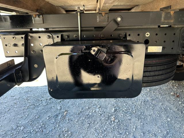 キャンター ワイドキャブロング全低床　１年保証付き　４ｔ　ワイド超ロング　ＡＴ車　バックカメラ　積載量４２５０ｋｇ　荷台内寸　長さ５０００ｍｍ　幅２０８０ｍｍ　荷台鉄板張り　ＥＴＣ　準中型免許対応車　キーレス　４トントラック　ワイドロング（65枚目）