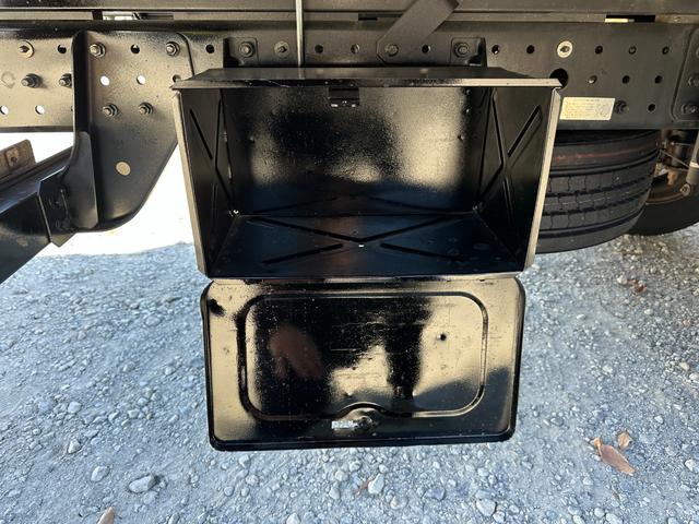 キャンター ワイドキャブロング全低床　１年保証付き　４ｔ　ワイド超ロング　ＡＴ車　バックカメラ　積載量４２５０ｋｇ　荷台内寸　長さ５０００ｍｍ　幅２０８０ｍｍ　荷台鉄板張り　ＥＴＣ　準中型免許対応車　キーレス　４トントラック　ワイドロング（66枚目）