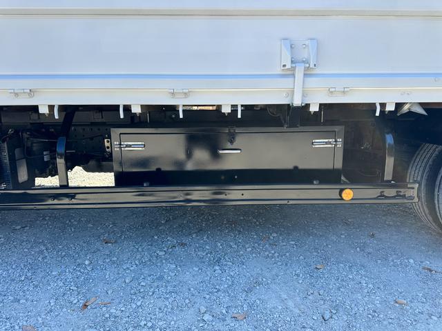 キャンター ワイドキャブロング全低床　１年保証付き　４ｔ　ワイド超ロング　ＡＴ車　バックカメラ　積載量４２５０ｋｇ　荷台内寸　長さ５０００ｍｍ　幅２０８０ｍｍ　荷台鉄板張り　ＥＴＣ　準中型免許対応車　キーレス　４トントラック　ワイドロング（75枚目）