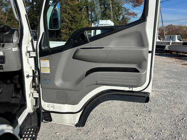 キャンター ワイドキャブロング全低床 1年保証付き 4t ワイド超ロング AT車 ディーゼルターボ 荷台鉄板 ナビ バックカメラ ETC Bluetooth 電格ミラー 坂道発進補助装置 4トン 4トントラック ワイドロング 積載4.2t(9枚目)