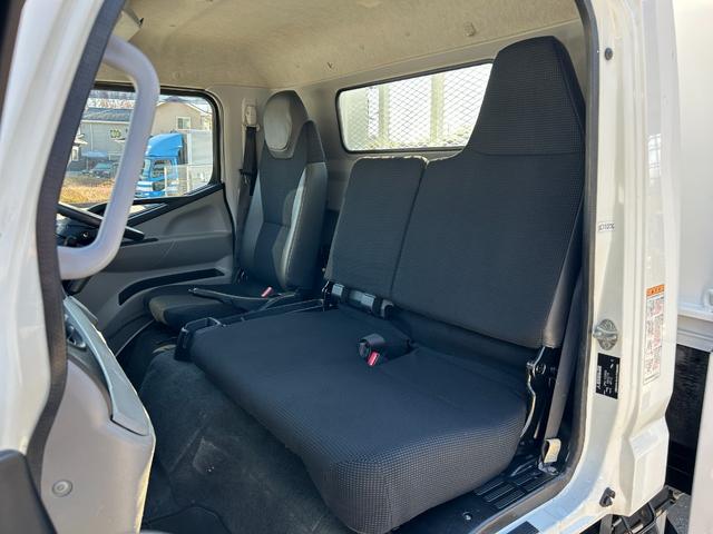 キャンター ワイドキャブロング全低床 1年保証付き 4t ワイド超ロング AT車 ディーゼルターボ 荷台鉄板 ナビ バックカメラ ETC Bluetooth 電格ミラー 坂道発進補助装置 4トン 4トントラック ワイドロング 積載4.2t(32枚目)