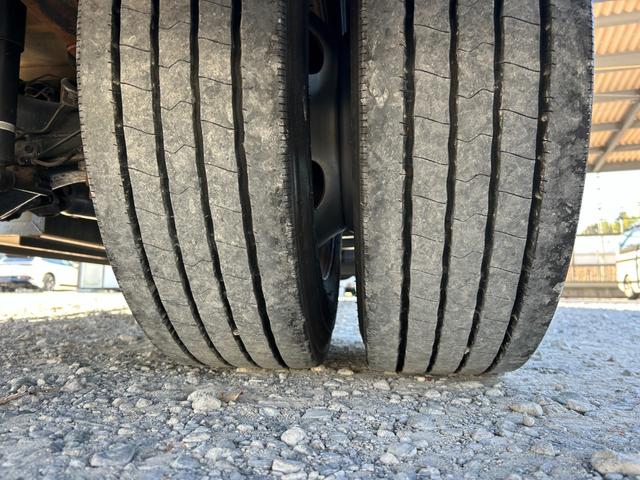 キャンター ワイドキャブロング全低床 1年保証付き 4t ワイド超ロング AT車 ディーゼルターボ 荷台鉄板 ナビ バックカメラ ETC Bluetooth 電格ミラー 坂道発進補助装置 4トン 4トントラック ワイドロング 積載4.2t(74枚目)