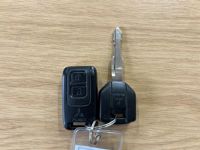 キャンター ロング全低床　１年保証付き　２ｔ　ＡＴ車　ディーゼルターボ　荷台内寸　長さ４３５０ｍｍ　幅１７９０ｍｍ　ナビ　ＥＴＣ　バックカメラ　Ｂｌｕｅｔｏｏｔｈ　電動格納ミラー　２トン　２トントラック　２トンロング　キーレス（52枚目）