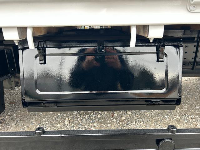 キャンター ロング全低床　１年保証付き　２ｔ　ＡＴ車　ディーゼルターボ　荷台内寸　長さ４３５０ｍｍ　幅１７９０ｍｍ　ナビ　ＥＴＣ　バックカメラ　Ｂｌｕｅｔｏｏｔｈ　電動格納ミラー　２トン　２トントラック　２トンロング　キーレス（64枚目）