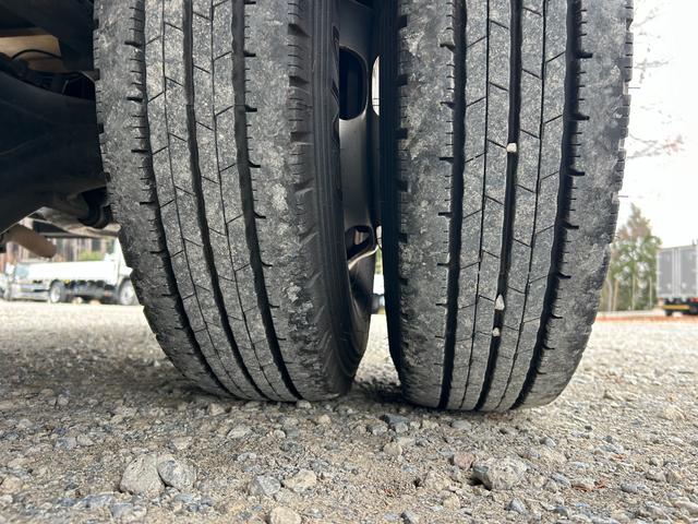 キャンター ロング全低床　１年保証付き　２ｔ　ＡＴ車　ディーゼルターボ　荷台内寸　長さ４３５０ｍｍ　幅１７９０ｍｍ　ナビ　ＥＴＣ　バックカメラ　Ｂｌｕｅｔｏｏｔｈ　電動格納ミラー　２トン　２トントラック　２トンロング　キーレス（68枚目）