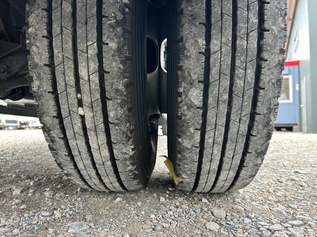 キャンター ロング全低床　１年保証付き　２ｔ　ＡＴ車　ディーゼルターボ　荷台内寸　長さ４３５０ｍｍ　幅１７９０ｍｍ　ナビ　ＥＴＣ　バックカメラ　Ｂｌｕｅｔｏｏｔｈ　電動格納ミラー　２トン　２トントラック　２トンロング　キーレス（77枚目）