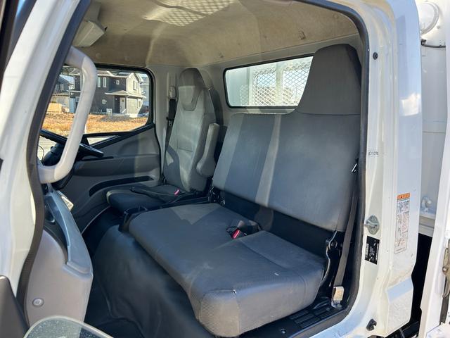 キャンター 超ロング全低床ＤＸ　１年保証付き　４．２５ｔ　ワイド超ロング　ＡＴ車　荷台内寸　長さ５０００ｍｍ　幅１９７０ｍｍ　荷台鉄板張り　電動格納ミラー　ＥＴＣ　４ｔ　４トン　４トントラック　ワイドロング　ワイド　ロング　３人乗り（32枚目）