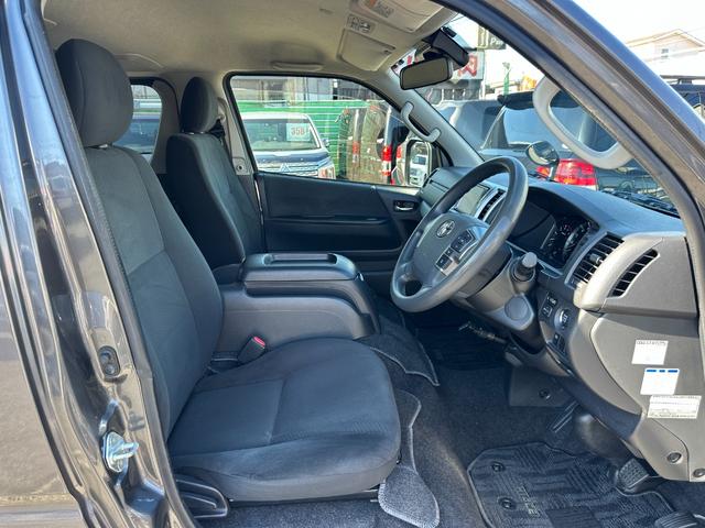 ハイエースバン ロングスーパーＧＬ　１年保証付き　ワンオーナー　禁煙車　新品ホワイトレタータイヤ　ＴＳＳ　クリアランスソナー　バックカメラ　Ｂｌｕｅｔｏｏｔｈ　ナビＴＶ　ドライブレコーダー前後　ＥＴＣ　ＡＣ１００Ｖ　レーンキープアシスト（12枚目）