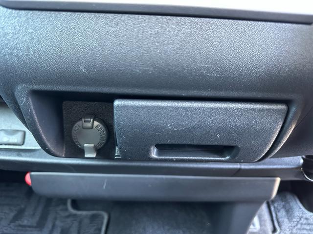 ハイエースバン ロングスーパーＧＬ　１年保証付き　ワンオーナー　禁煙車　新品ホワイトレタータイヤ　ＴＳＳ　クリアランスソナー　バックカメラ　Ｂｌｕｅｔｏｏｔｈ　ナビＴＶ　ドライブレコーダー前後　ＥＴＣ　ＡＣ１００Ｖ　レーンキープアシスト（30枚目）