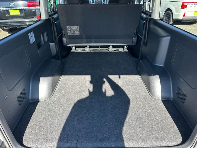 ハイエースバン ロングスーパーＧＬ　１年保証付き　ワンオーナー　禁煙車　新品ホワイトレタータイヤ　ＴＳＳ　クリアランスソナー　バックカメラ　Ｂｌｕｅｔｏｏｔｈ　ナビＴＶ　ドライブレコーダー前後　ＥＴＣ　ＡＣ１００Ｖ　レーンキープアシスト（61枚目）