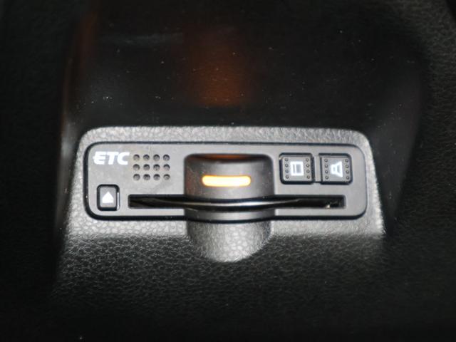 フィットハイブリッド ＲＳ　社外ナビ　フルセグ　ＥＴＣ　ＨＩＤ　盗難防止　パワーウィンドウ　オートクルーズ　キーフリー　ローダウン　ＳＲＳ　エアコン　ナビＴＶ　パワーステアリング　ＤＶＤ再生　ｉストップ　ＡＢＳ　横滑り防止機能（10枚目）