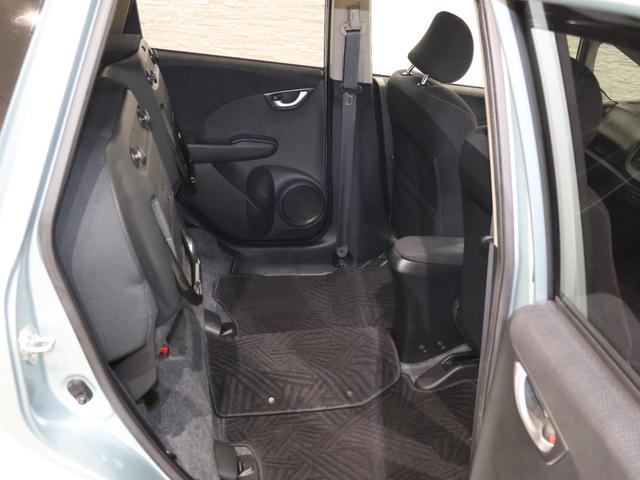 フィットハイブリッド ＲＳ　社外ナビ　フルセグ　ＥＴＣ　ＨＩＤ　盗難防止　パワーウィンドウ　オートクルーズ　キーフリー　ローダウン　ＳＲＳ　エアコン　ナビＴＶ　パワーステアリング　ＤＶＤ再生　ｉストップ　ＡＢＳ　横滑り防止機能（13枚目）