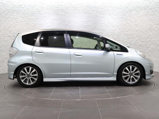 フィットハイブリッド ＲＳ　社外ナビ　フルセグ　ＥＴＣ　ＨＩＤ　盗難防止　パワーウィンドウ　オートクルーズ　キーフリー　ローダウン　ＳＲＳ　エアコン　ナビＴＶ　パワーステアリング　ＤＶＤ再生　ｉストップ　ＡＢＳ　横滑り防止機能（20枚目）