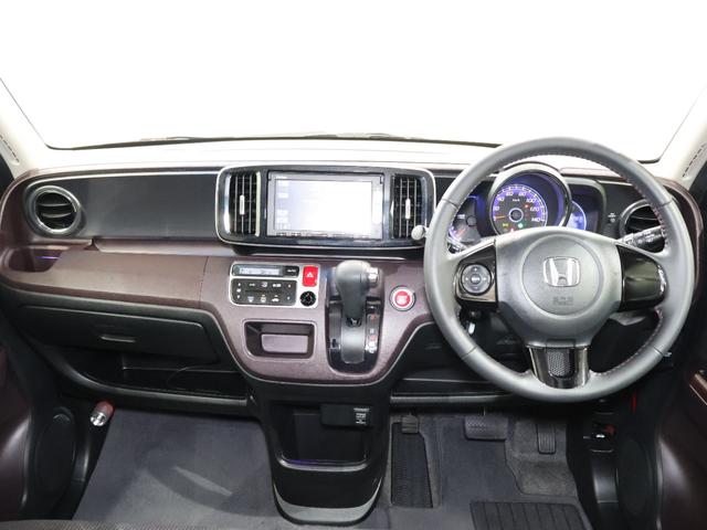 操作性に優れた運転席となります！小物入れや各ボタンの配置にこだわり、使いやすいです！座り心地もよく視認性も良好なのでロングドライブもお任せ下さい！