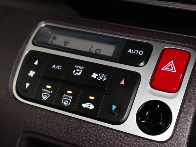 フルオートエアコンが装備されています！お好みの温度設定をするだけでエアコンの風量やモードの切り替えを自動でコントロールしてくれます！ユーザーの操作が少なく燃費走行にもつながります！
