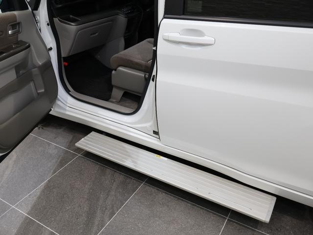 ステップワゴン Gホンダセンシング車いす仕様車3列目乗車タイプ 電動ウインチベルト 電動サイドステップ 社外ディスプレイオーディオ バックカメラ 両側パワースライドドア ETC LEDライト 福祉車両 LEDヘッド 追突軽減ブレーキ USB(4枚目)