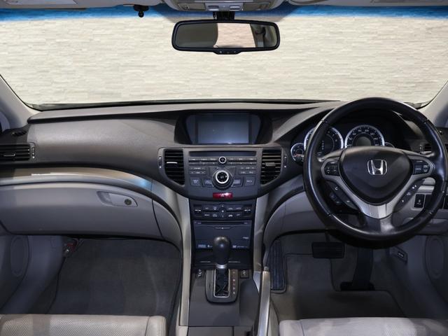 アコードツアラー ２４ＴＬ　純正ナビ　バックカメラ　電動サンルーフ　パワーテールゲート　本革シート　クルコン　パーキングセンサー　シートヒーター　ＥＴＣ　ＨＩＤライト　フォグ　電動シート　ＨＤＤナビ　エアバッグ　レザーシート（6枚目）