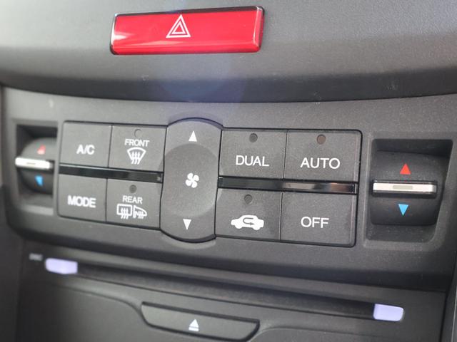 アコードツアラー ２４ＴＬ　純正ナビ　バックカメラ　電動サンルーフ　パワーテールゲート　本革シート　クルコン　パーキングセンサー　シートヒーター　ＥＴＣ　ＨＩＤライト　フォグ　電動シート　ＨＤＤナビ　エアバッグ　レザーシート（8枚目）