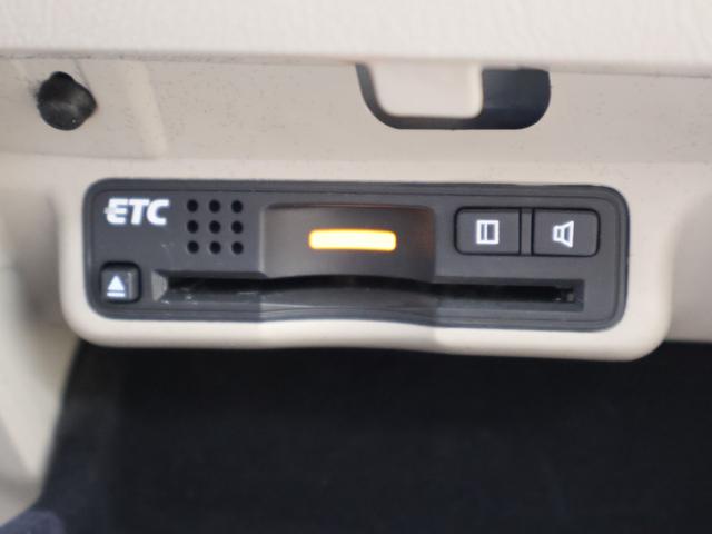 アコードツアラー ２４ＴＬ　純正ナビ　バックカメラ　電動サンルーフ　パワーテールゲート　本革シート　クルコン　パーキングセンサー　シートヒーター　ＥＴＣ　ＨＩＤライト　フォグ　電動シート　ＨＤＤナビ　エアバッグ　レザーシート（12枚目）