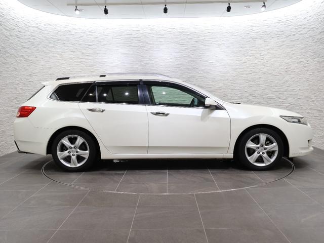 アコードツアラー ２４ＴＬ　純正ナビ　バックカメラ　電動サンルーフ　パワーテールゲート　本革シート　クルコン　パーキングセンサー　シートヒーター　ＥＴＣ　ＨＩＤライト　フォグ　電動シート　ＨＤＤナビ　エアバッグ　レザーシート（20枚目）