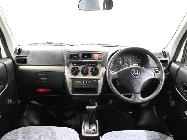 操作性に優れた運転席となります!小物入れや各ボタンの配置にこだわり、使いやすいです!座り心地もよく視認性も良好なのでロングドライブもお任せ下さい!