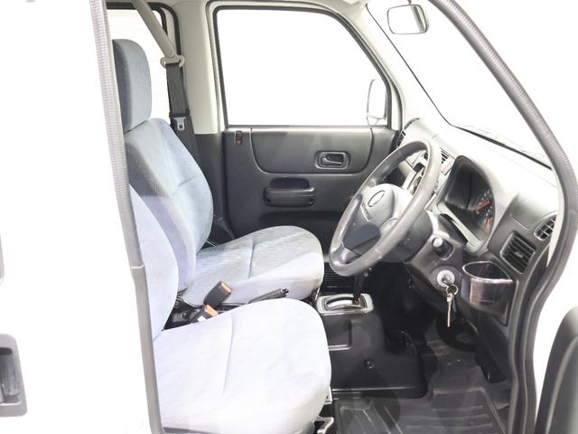 操作性に優れた運転席となります!小物入れや各ボタンの配置にこだわり、使いやすいです!座り心地もよく視認性も良好なのでロングドライブもお任せ下さい!