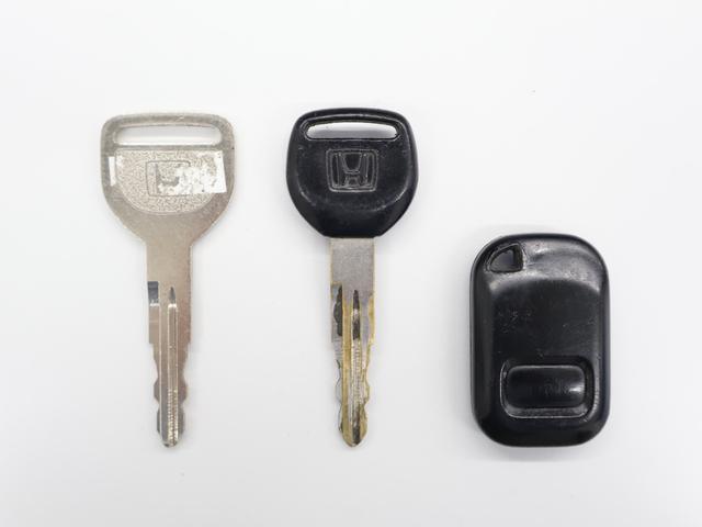 ご納車の際は、キーを2本、キーレスエントリーを1個お渡しさせていただきます。