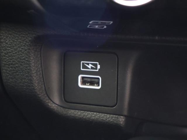 ＵＳＢソケットがついていますのでコードを繋げばスマートフォンなどの充電が出来ます！