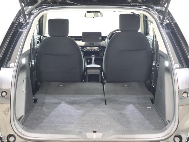 ２列目シートを倒すと、広々としたラゲッジスペースが生まれます！大きな荷物や長い荷物も簡単に収納することができます！