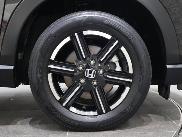 純正のアルミホイールが足元を飾ります！タイヤサイズは２１５／６０Ｒ１６になります。